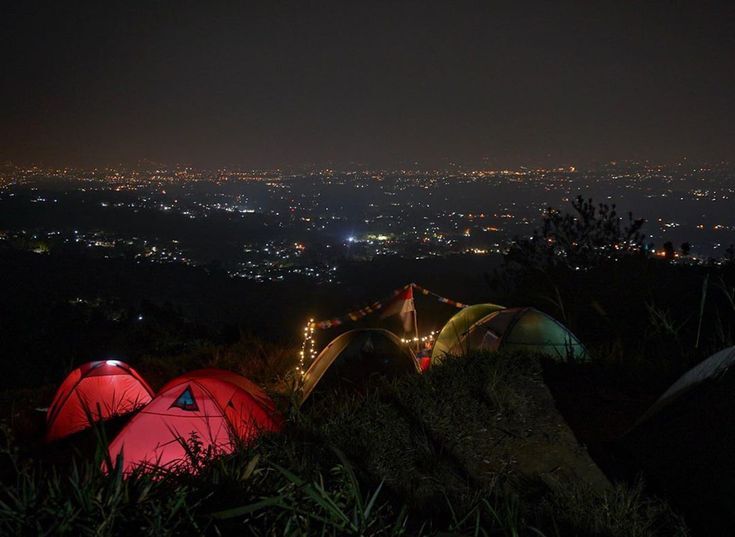 5 Tempat Hiking Terdekat dari Kota Bandung, Healingkan Jiwa dan Ragamu Kawan!