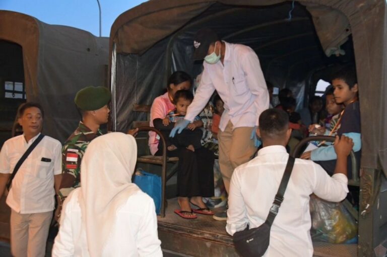 Satgas Pamtas Yonarmed 11 Kostrad Kawal Pemulangan 227 PMI Yang Dideportasi Dari Malaysia