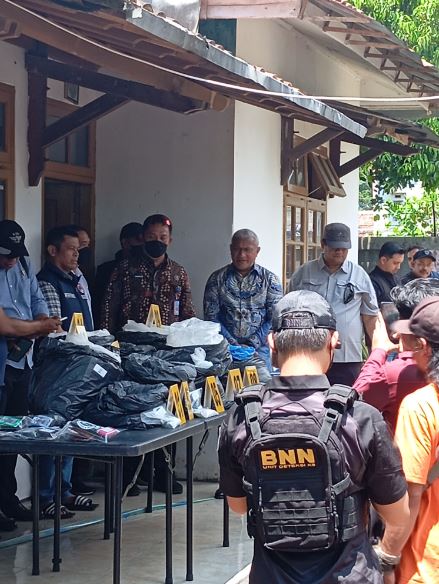 LAGI, APARAT KEMBALI TEMUKAN PABRIK OBAT-OBATAN TERLARANG DI TENGAH PEMUKIMAN WARGA