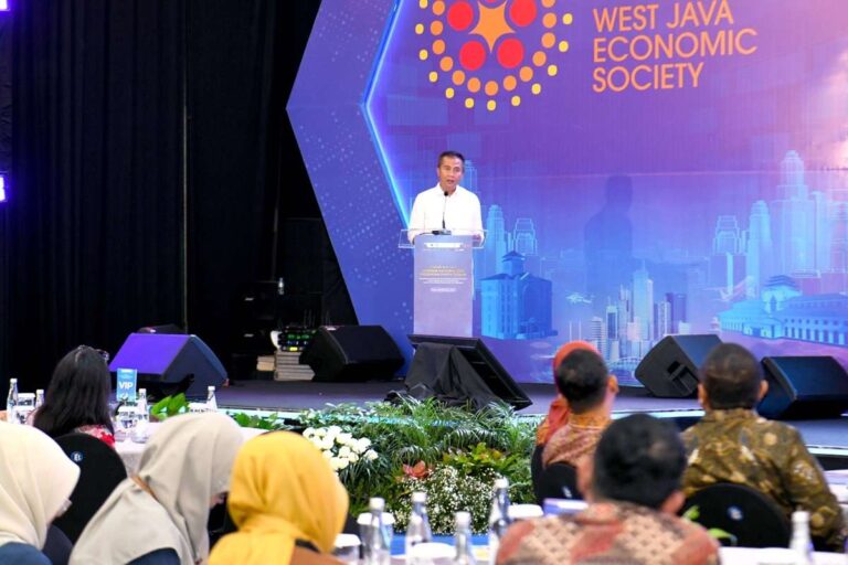 WJES 2024, Bey Machmudin Terima Buku Putih Kebijakan Ekonomi Daerah dari BI