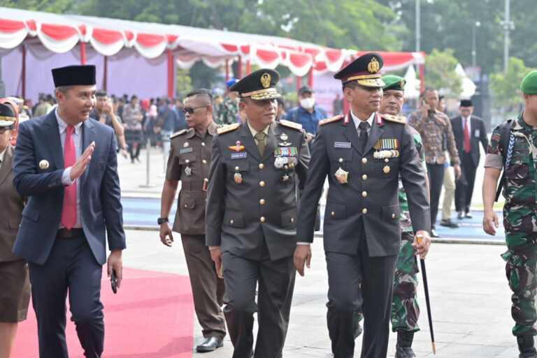 Kapolda Jabar Hadiri Peringatan Hari Pahlawan di Gasibu Bandung dan Ziarah Ke Makam Rd. Dewi Sartika