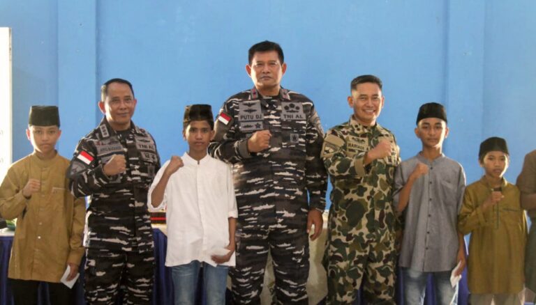 HUT Ke 79 Korps Marinir, Prajurit Yonmarhanlan VII Kupang Gelar Doa Bersama Anak Panti Asuhan At Tiin