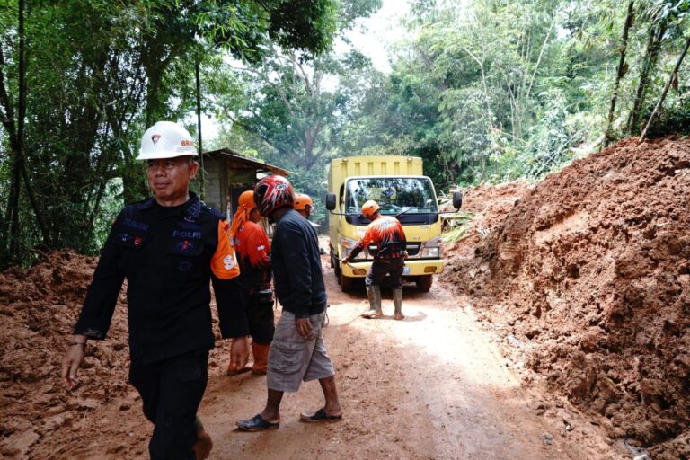 Sat Brimob Polda Jabar Evakuasi Material Longsor dan Pulihkan Akses Jalan di Sukabumi