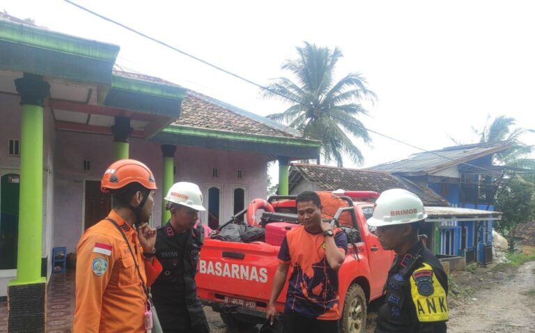 Sat Brimob Polda Jabar Evakuasi Korban Longsor di Sukabumi