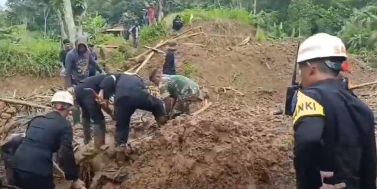 Hari ke 2 Brimob Polda Jabar lakukan SAR Evakuasi Bencana Banjir Bandang Kabupaten Sukabumi