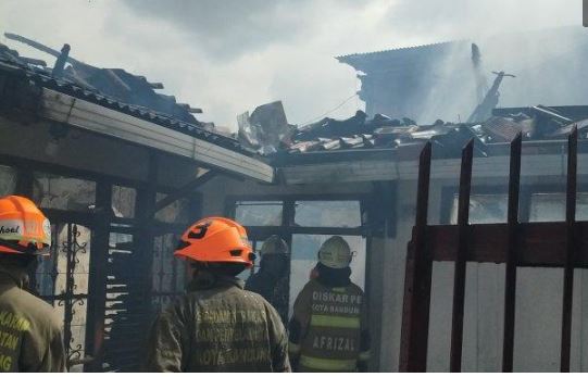 Satu Rumah di Pemukiman Padat Bandung Ludes Terbakar, Tidak Ada Korban Jiwa
