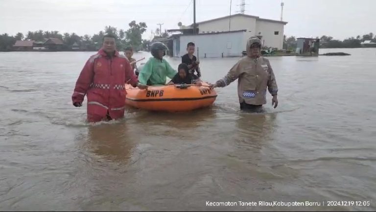 Polri Gerak Cepat Evakuasi Warga Terdampak Banjir di Sulawesi Selatan