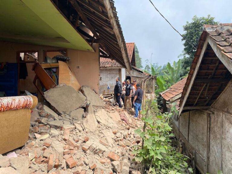 Pj Bupati Garut Tinjau Lokasi Terdampak Gempa di Sukaresmi, Pastikan Penanganan Cepat