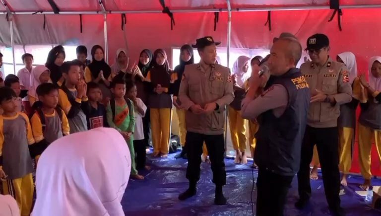 Trauma Healing Polri di SDN Sukapanjang: Memulihkan Semangat Anak-Anak Terdampak Longsor