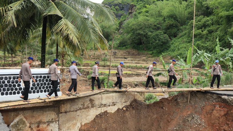 Ditpolairud Polda Jabar dan Satpolairud Polres Sukabumi Bangun Jembatan Darurat Untuk Warga