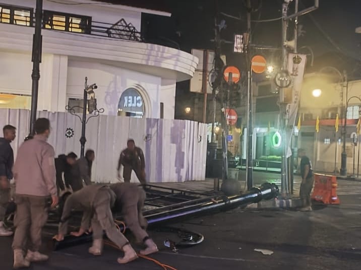 Satpol PP Kota Bandung Bongkar Reklame Ilegal di Jalan Braga