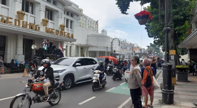 Polrestabes Bandung Laksanakan Pengamanan Aksi Unjuk Rasa dan Longmarch Aliansi Bela Palestina
