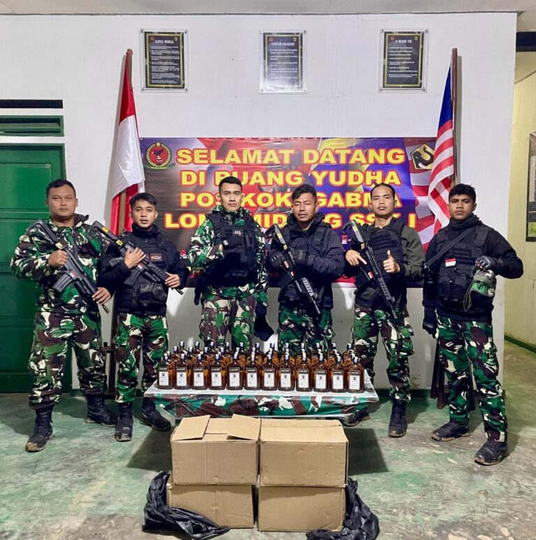 Satgas Yonzipur 8/SMG Berhasil Amankan Ratusan Botol Miras Ilegal di Perbatasan RI-Malaysia