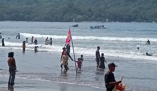 Petugas Berikan Edukasi Arti Bendera Merah ke Pengunjung di Pantai Pangandaran, Berbahaya