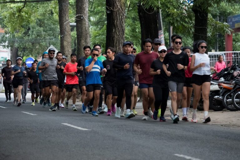 Mengenal Komunitas Strong Manis, Mengubah Nongkrong Malam Jadi Lari Pagi