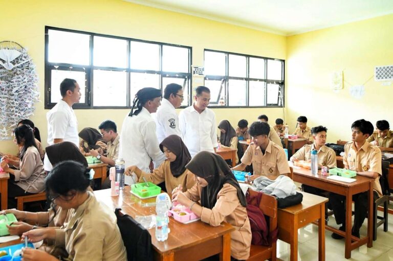 Bey Machmudin Pantau Makan Bergizi Gratis di Kota Sukabumi