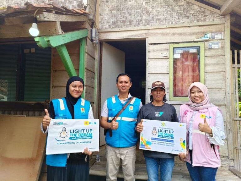 2000 Masyarakat Kurang Mampu di Jabar Peroleh Bantuan Biaya Penyambungan Listrik Dari Light Up The Dream PLN