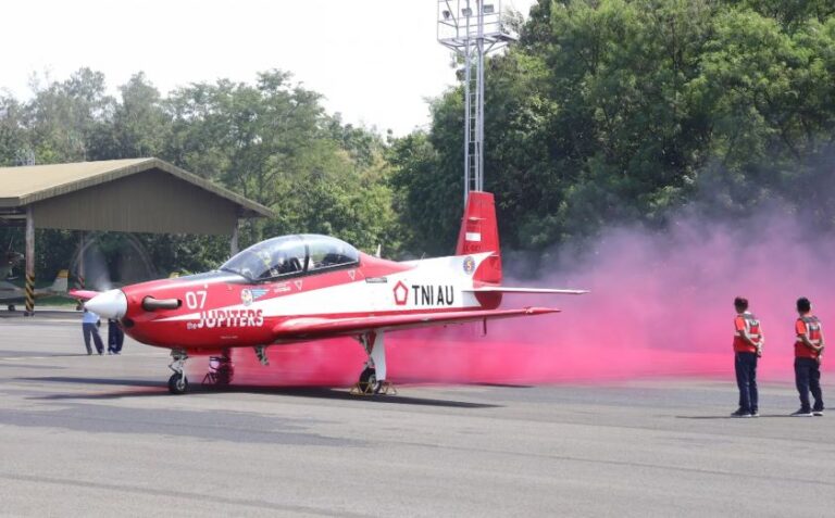 Uji coba Smoke Oil Pesawat KT-1B Woong Bee di Lanud Adisutjipto