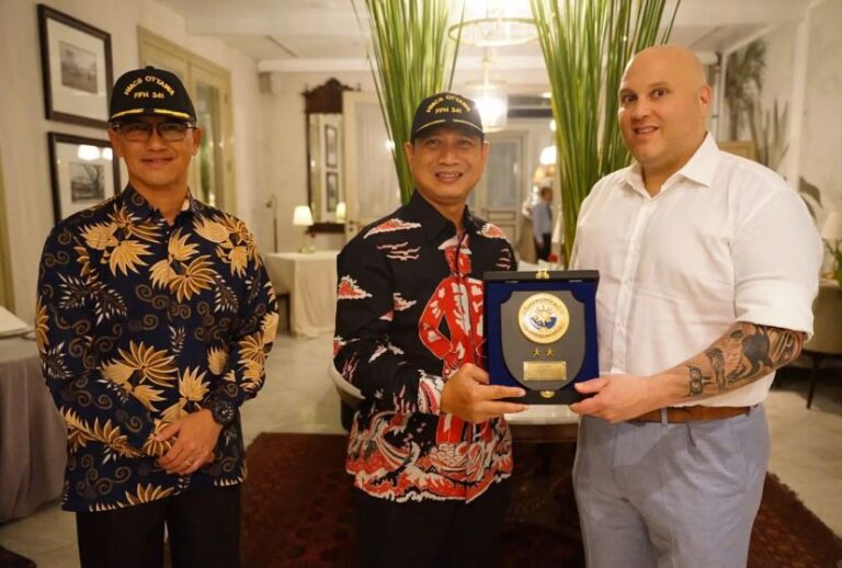 Pererat Hubungan Bilateral, Koarmada II Sambut Kunjungan Kapal Perang Kanada HMCS OTTAWA (FFH 341) di Surabaya
