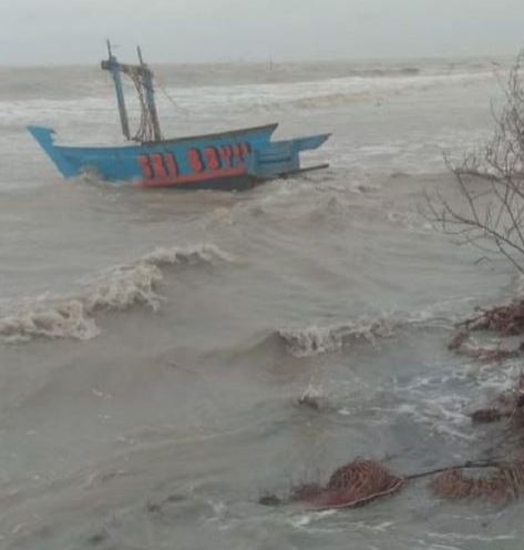 2 Perahu Nelayan di Karawang Dihantam Gelombang Besar, 1 Tewas dan Korban Lainnya Masih Hilang
