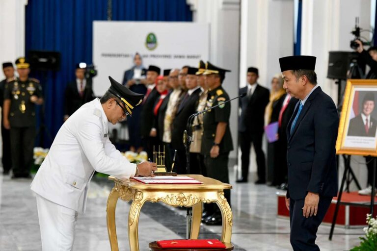 Bey Machmudin Lantik Penjabat Wali Kota Cimahi dan Penjabat Bupati Subang