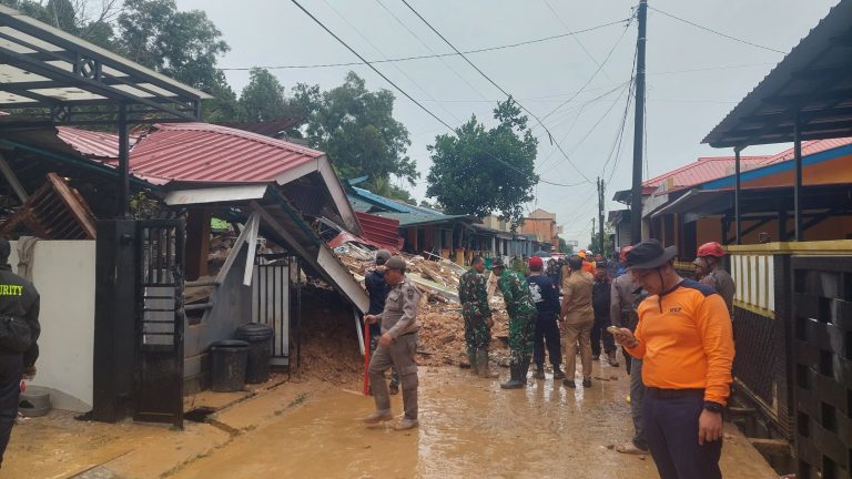 Respon Cepat Polda Kepri Evakuasi Bencana Alam Tanah Longsor yang Menimpa Rumah Warga