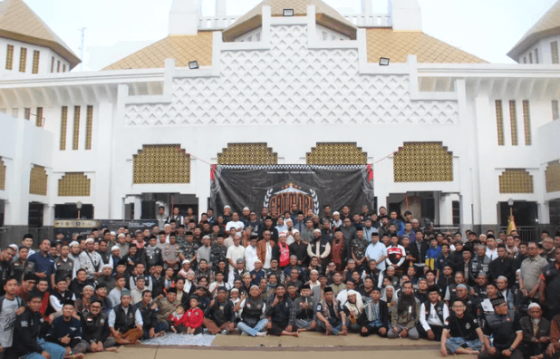 Sholat Subuh Berjamaah Akbar di Tasikmalaya: Sinergi TNI, Pemda, dan Masyarakat untuk Persatuan