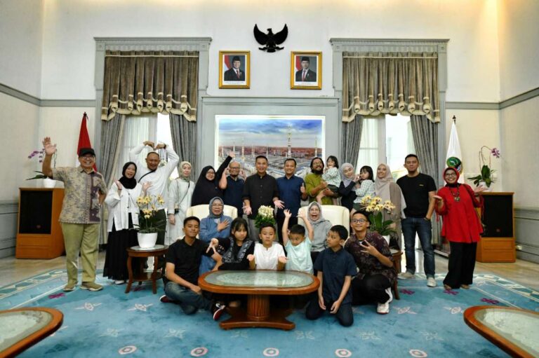 Mengenang Pemimpin Pendahulu: Bey Machmudin Undang Keluarga Gubernur Jawa Barat Terdahulu