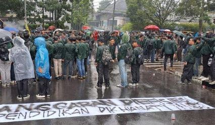 Mahasiswa Jabar Geruduk DPRD, Tuntut Batalkan Pemangkasan Anggaran Pendidikan