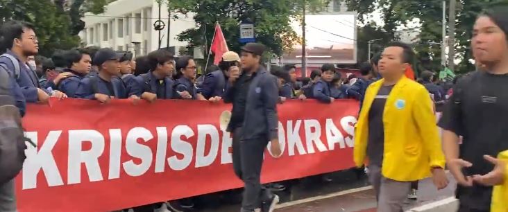 Massa Mahasiswa Geruduk Patung Kuda, Aksi ‘Indonesia Gelap’ Dijaga Ketat Ribuan Personel