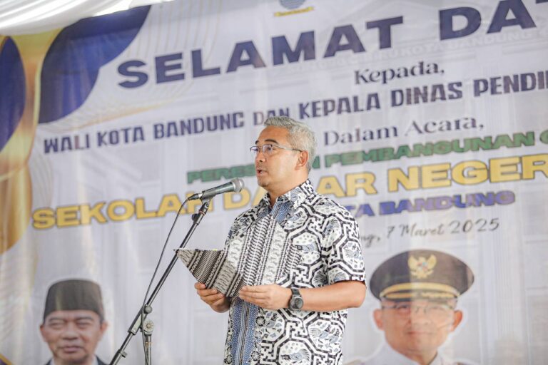 Larangan HP di Sekolah: Wali Kota Bandung Pertimbangkan Usulan Gubernur Jabar