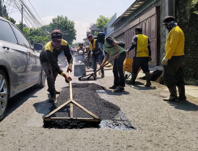 Wali Kota Bandung Ajak Warga Laporkan Jalan Berlubang untuk Penanganan Segera