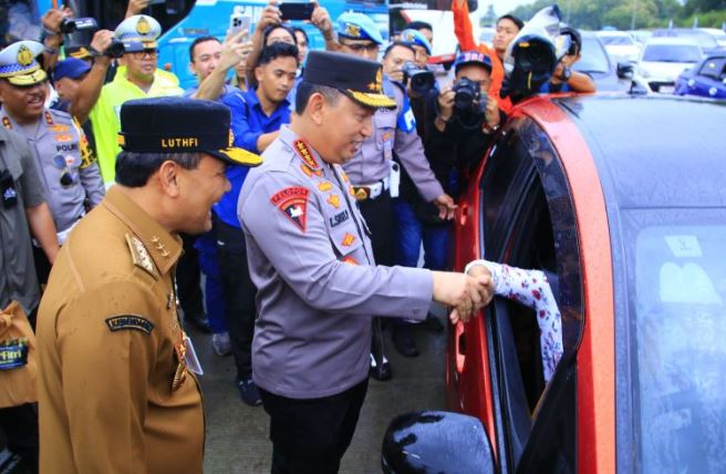 Kapolri Tinjau Arus Mudik di Tol Kalikangkung, Tekankan Keselamatan Pemudik
