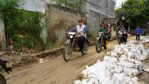 TNI, Polri, dan Pemkab Bogor Turun Tangan Bersihkan Banjir di Vila Nusa Indah