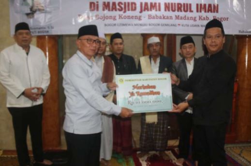 Pemkab Bogor Serahkan Bantuan di Tarawih Keliling, Ajak Warga Perkuat Silaturahmi
