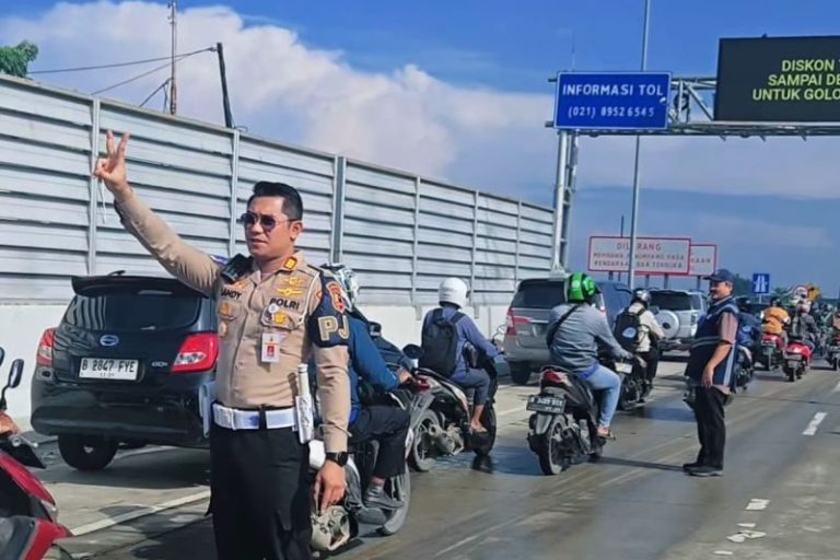 Aksi Heroik Polantas: Bantu Pemotor Terjebak Banjir dengan Pengawalan di Jalan Tol