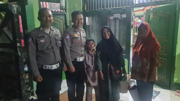Polisi Antar Ibu dan Anak yang Kehabisan Tiket Bus ke Rumah Temannya di Pamulang