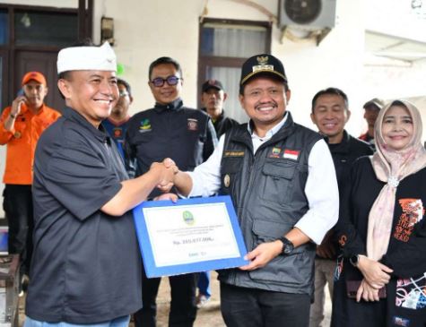 Sekda Jabar Serahkan Bantuan Rp 289,6 Juta untuk Korban Banjir Cimanggung