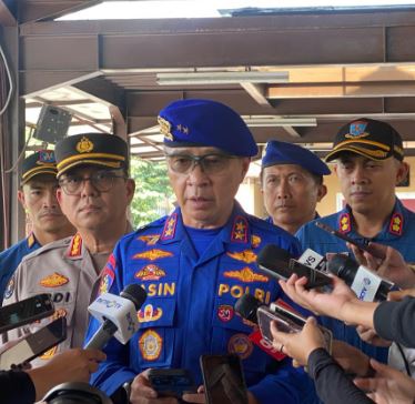 Tim SAR Polri Bantu Bersihkan Rumah Warga Pasca-Banjir di Bekasi