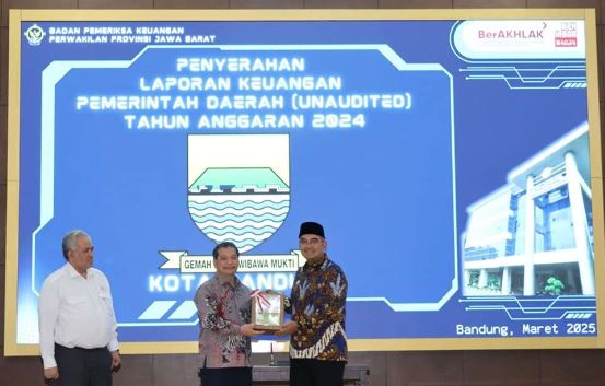 Wali Kota Bandung Serahkan LKPD 2024 kepada BPK Jabar, Tekankan Akuntabilitas