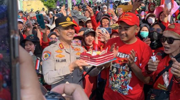 Kejutan Kue dari TNI-Polri Warnai Peringatan May Day di Garut